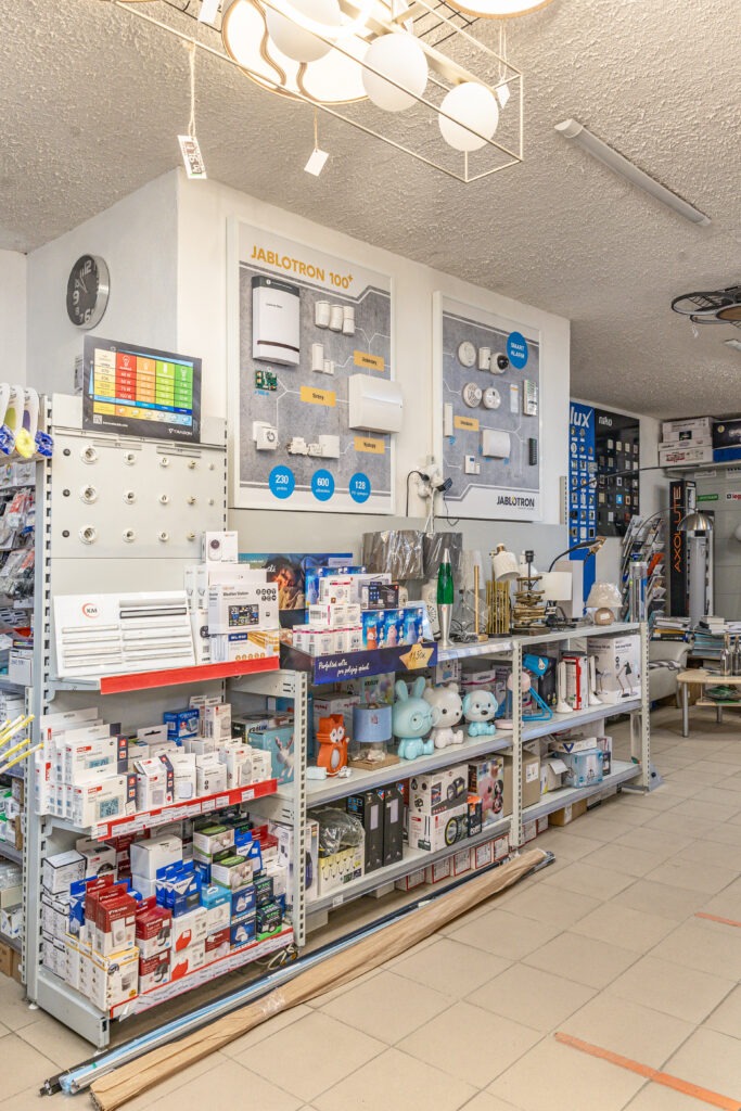 Vystavené zabezpečovacie systémy Jablotron a smart elektroinštalácie v predajni Elsystémy.